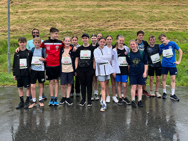 Gruppenbild Schülerinnen und Schüler beim Apfellauf 2024 Weiltalschule Weilmünster.