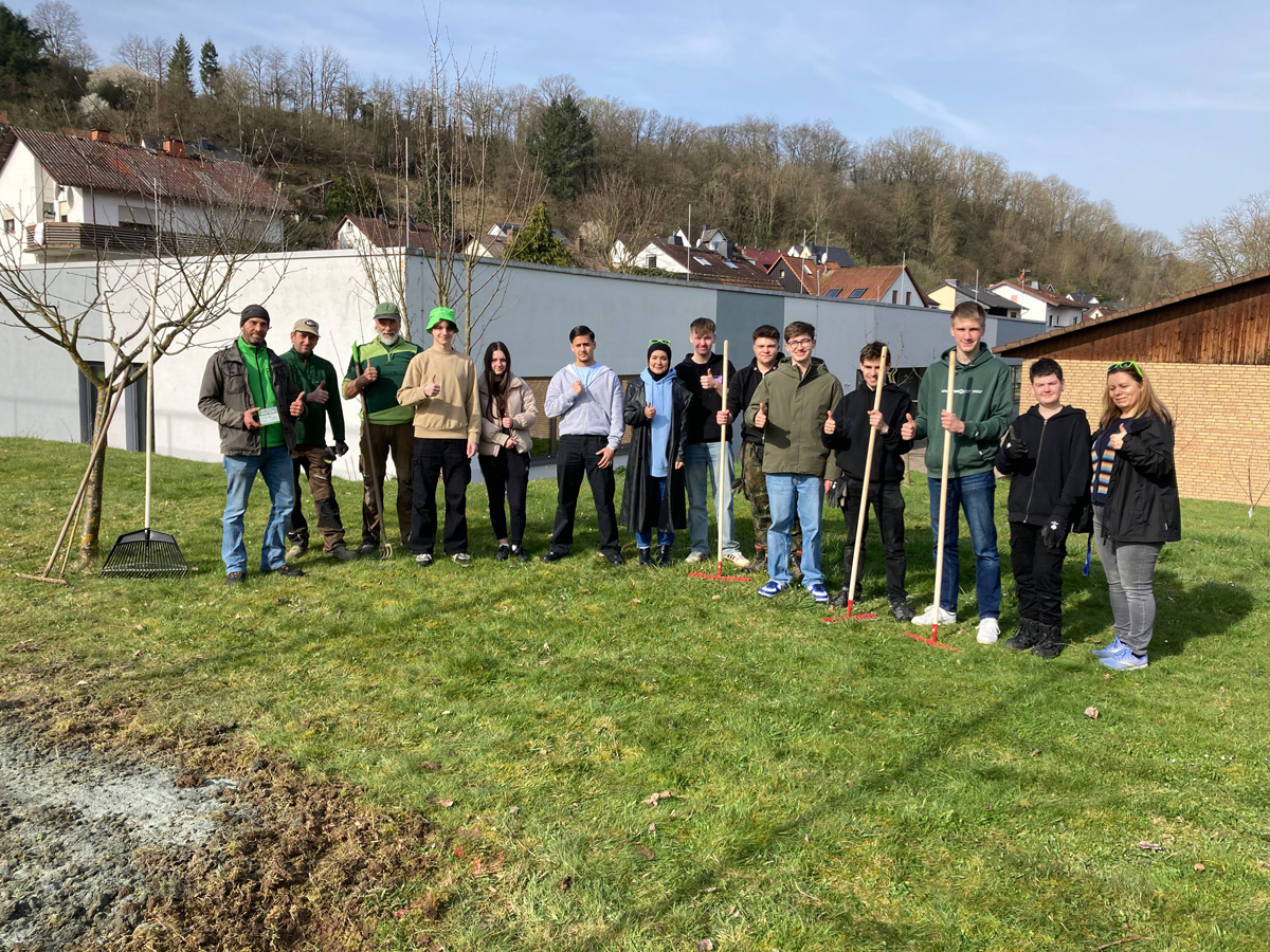 Schülerinnen und Schüler des Schulgartenkurses mit Markus Langer (1.v.links) und Julia Agafonow (1.v.rechts) Schülerinnen und Schüler des Schulgartenkurses mit Markus Langer (1.v.links) und Julia Agafonow (1.v.rechts)