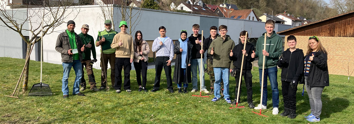 Schülerinnen und Schüler des Schulgartenkurses mit Markus Langer (1.v.links) und Julia Agafonow (1.v.rechts)