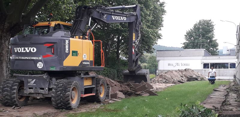 Bauarbeiten mit Fotos des (riesigen) Baggers