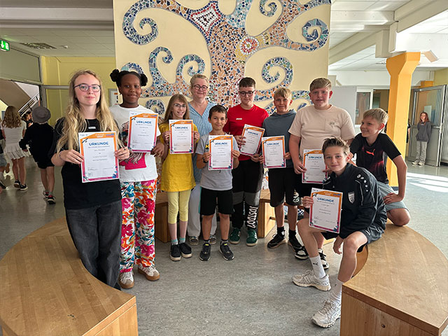Schüler der Weiltalschule Weilmünster bekommen Ehrungen für besonderes Engagement.