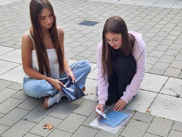 Zwei Mädchen beim testen 