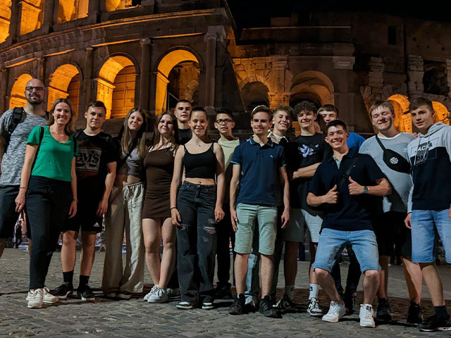 Gruppenbild der Schüler der Weiltalschule in Rom.