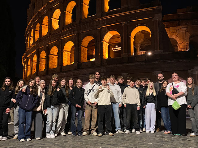 Gruppenbild der Schüler der Weiltalschule vor der Kolosseum in Rom.