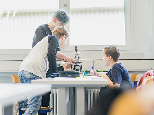 Schüler der Weiltalschule Weilmünster beim Unterrricht.