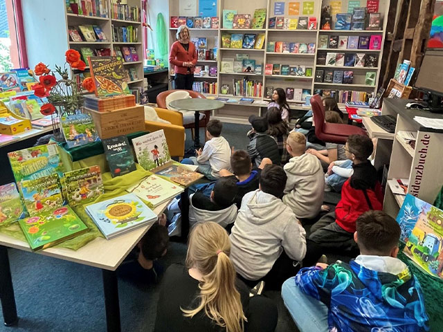 Die Klasse F5a der Weiltalschule entdeckt die Welt der Bücher