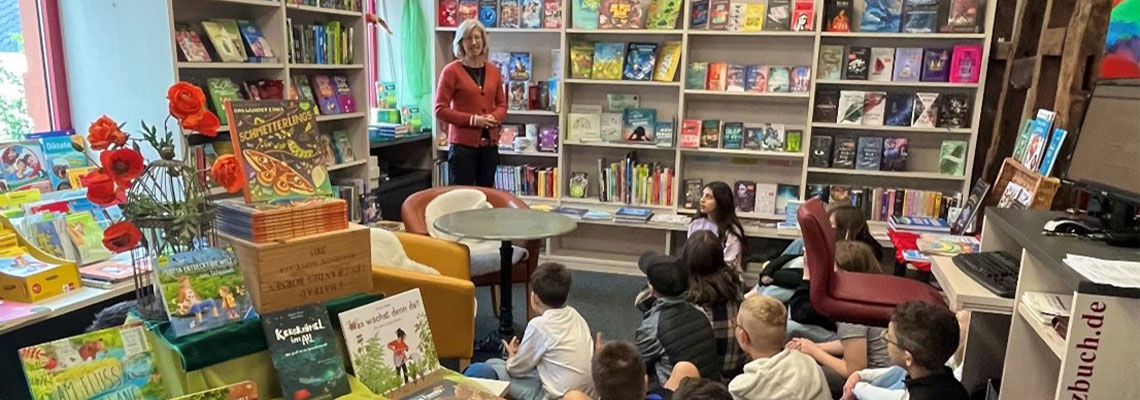 Die Klasse F5a der Weiltalschule entdeckt die Welt der Bücher