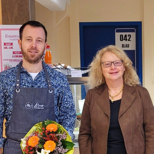 Frau Schmittel und Herr Weber begrüßen Herrn Maasz an der Weiltalschule.